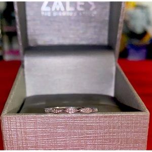 Zales woman’s wedding band
